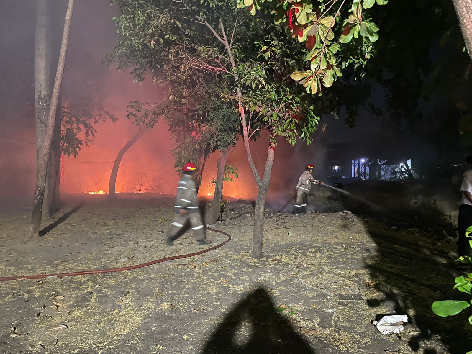  Kebakaran lahan kosong di Hutan kota, Jl. Pahlawan, Kelurahan Sidokumpul, Kecamatan Sidoarjo