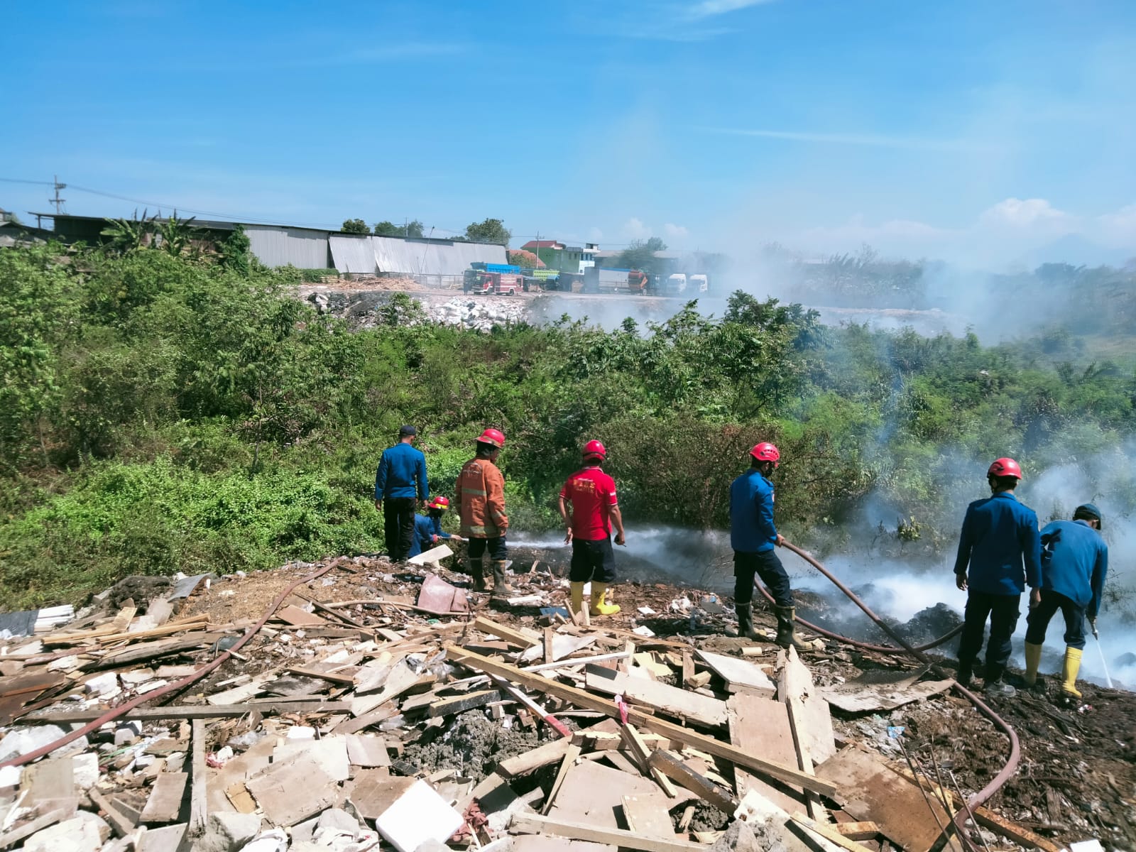 Kebakaran Tumpukan Sampah di Desa Sidomulyo RT 04 RW 03, Kecamatan Krian