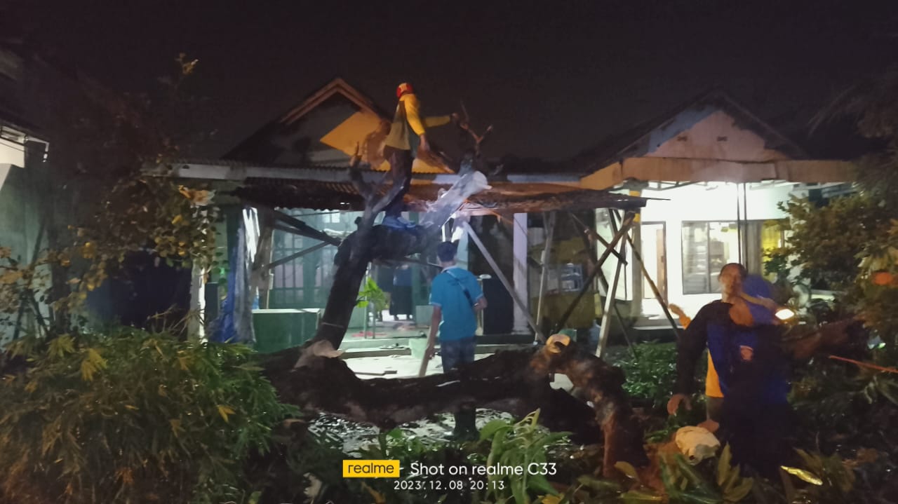 Angin Kencang Menerjang Desa Wangkal, Kedungsumur, Tambakrejo Kecamatan Krembung, Puluhan Rumah Rusak