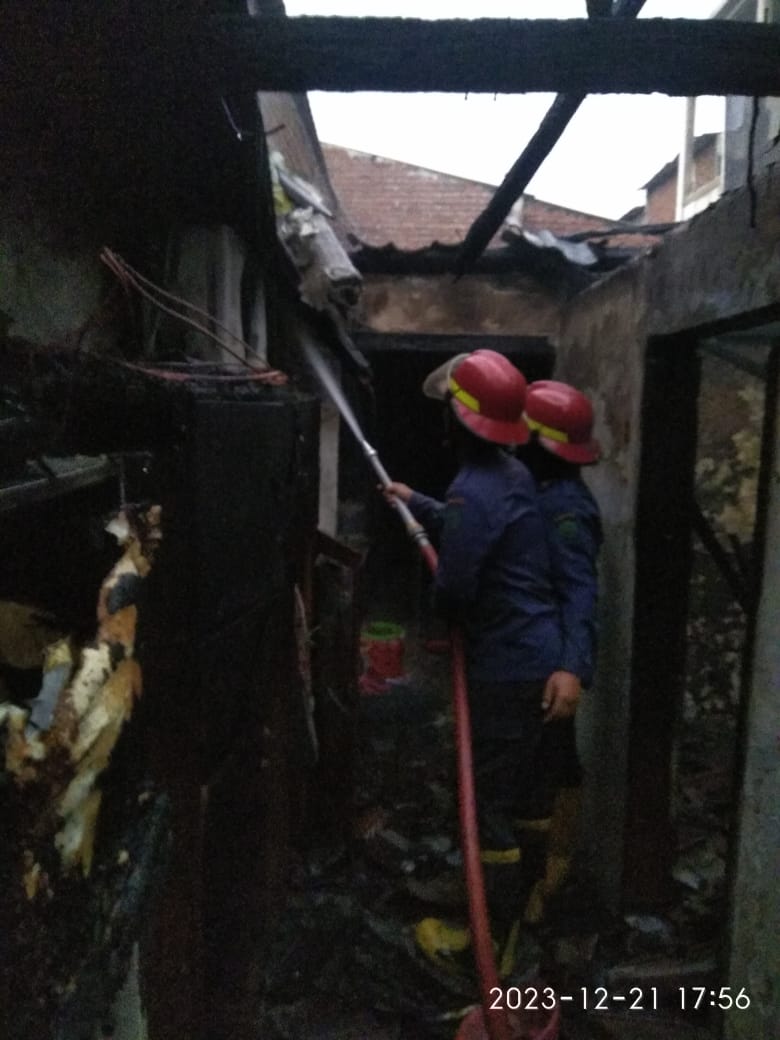 Kebakaran Rumah Warga di Jl. Tropodo Gg. Masjid Desa Tropodo, Kec. Waru