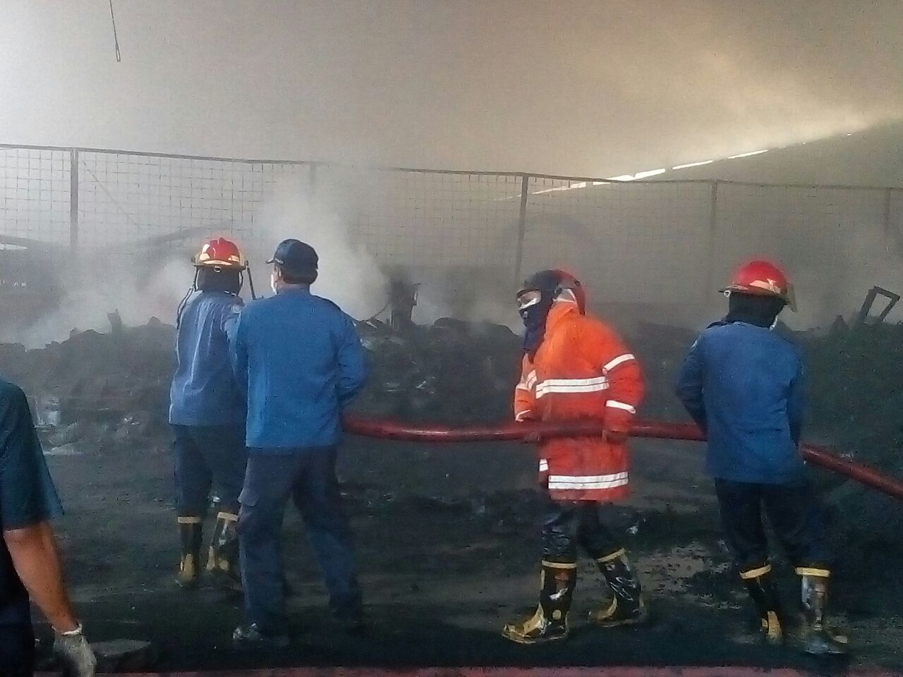 Kebakaran Besar Hanguskan Pabrik Karet di Sidoarjo