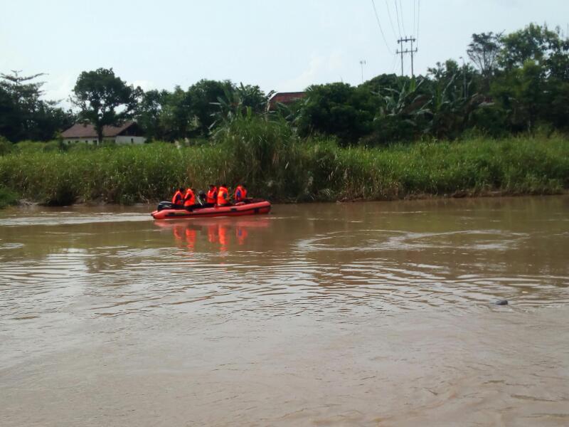 Perahu Tambang Terguling di BogemPinggir BalongBendo 2 meninggal 5 masih dalam pencarian