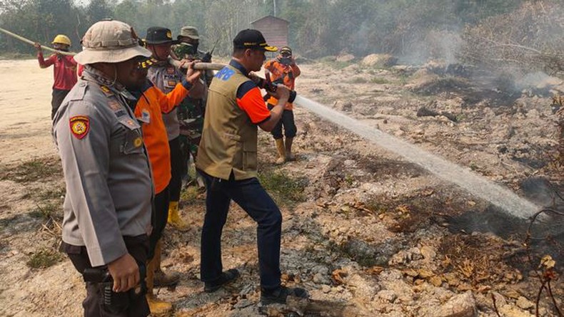 Kepala BNPB Terjun Langsung Padamkan Karhutla di Riau