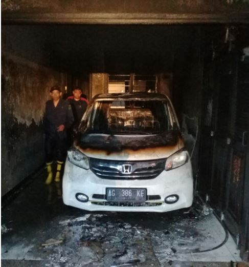 Kebakaran Rumah Di Pondok Chandra Waru 1 mobil rusak berat
