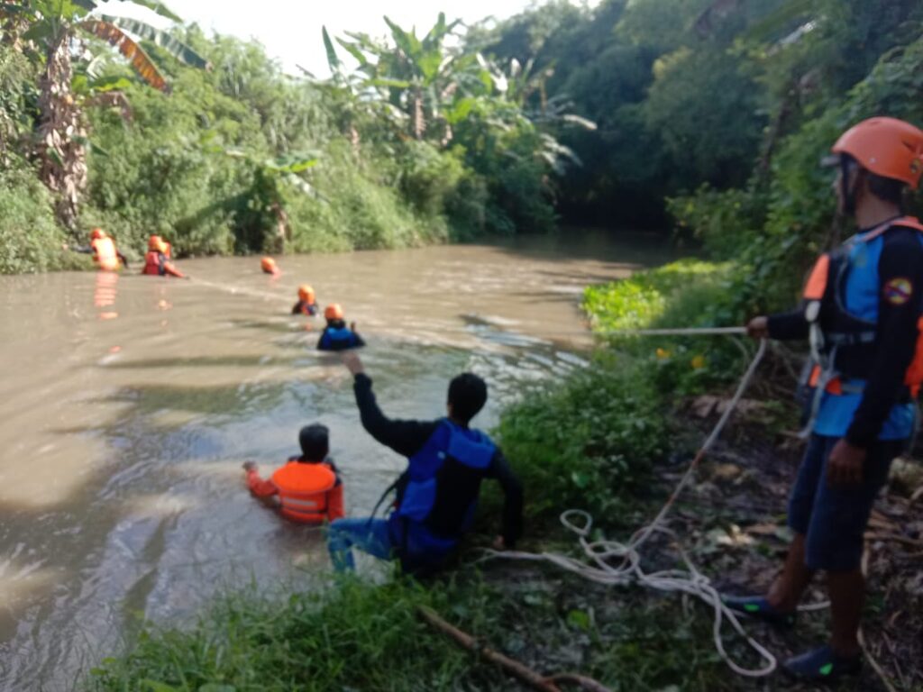 Evakuasi Anak Berkebutuhan Khusus yang berusia 6 Tahun Asal Prambon Yang Hilang Diduga Hanyut Di Sungai