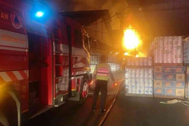 PABRIK PT. PRAMONO MULTI ANUGERAH BALONGBENDO DI LAHAP API